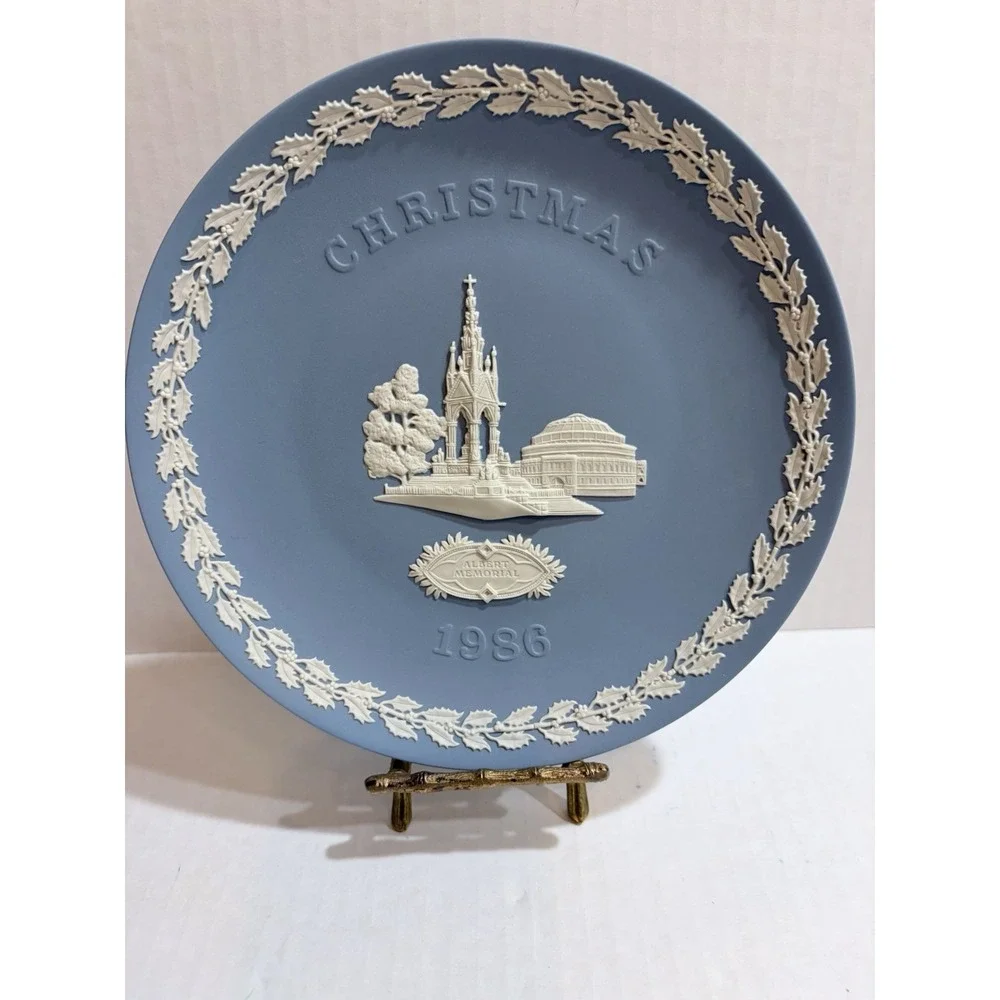 Wedgwood Blue/White Jasperware Bas-Relief Holly Christmas 1986 Collector Plate